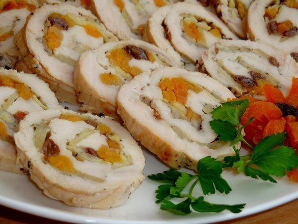 Куриный рулет с яблоками и сухофруктами Куриный рулет с яблоками и сухофруктами