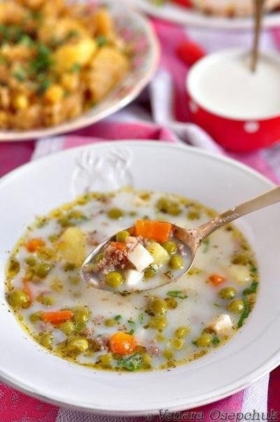 Суп с зеленым горошком, фаршем и копченым сыром