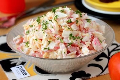 ОРИГИНАЛЬНЫЙ САЛАТИК С КРАБОВЫМИ ПАЛОЧКАМИ