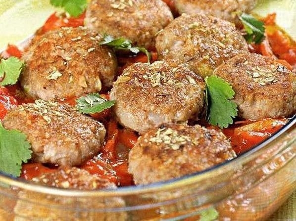 Котлеты с гречкой под овощным соусом