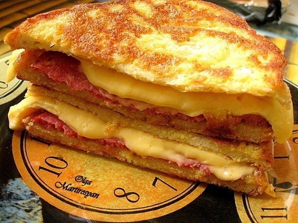 Гренки с сыром и салями