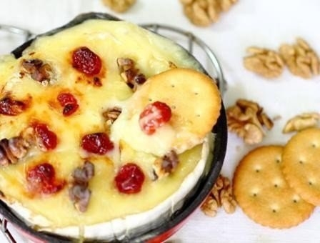 Камамбер с клюквой и орехами