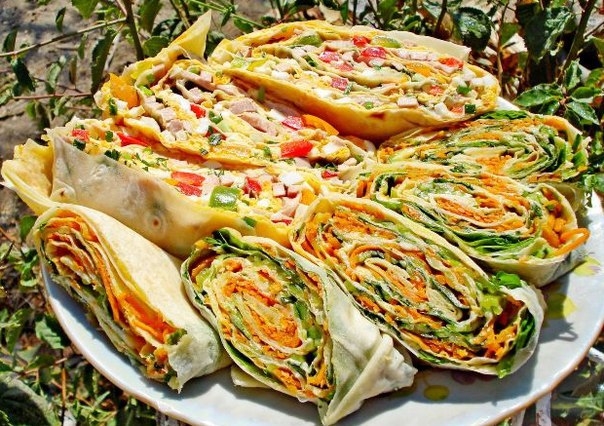 Два вида рулета из лаваша - овощной и мясной