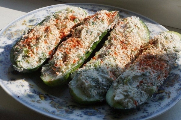 Лодочки из огурцов с начинкой из брынзы Лодочки из огурцов с начинкой из брынзы