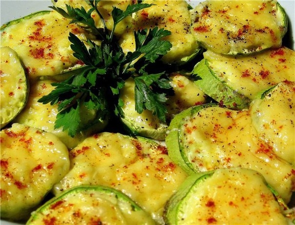 Кабачки запеченные с сыром и чесноком