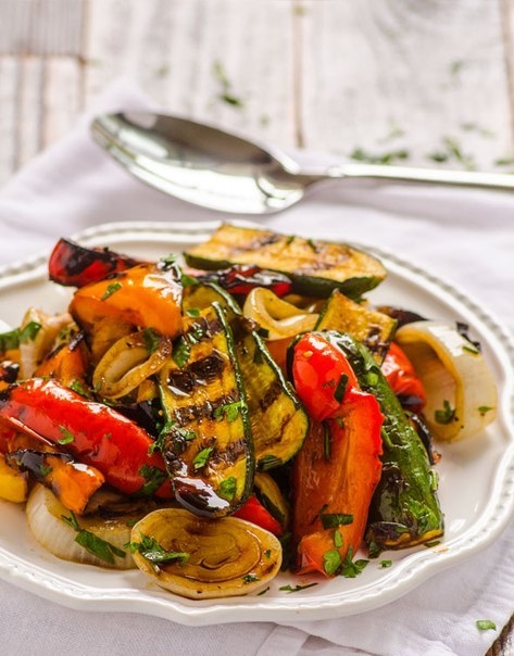 Печеные овощи - некалорийное вкусное блюдо. И отличный гарнир к мясу. Печеные овощи - некалорийное вкусное блюдо. И отличный гарнир к мясу.