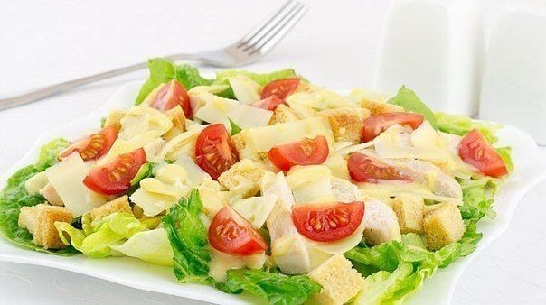 Салат &laquo;Цезарь&raquo; с курицей.