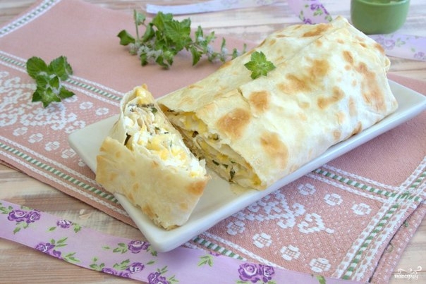 Пирог из лаваша с творогом и сулугуни: быстро и вкусно!