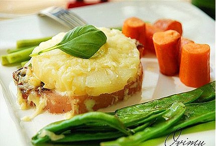 Мясо под ананасом.