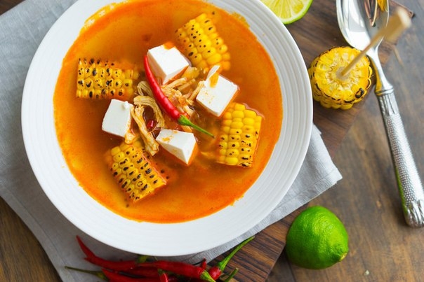 Лёгкий суп с красным перцем и кукурузой