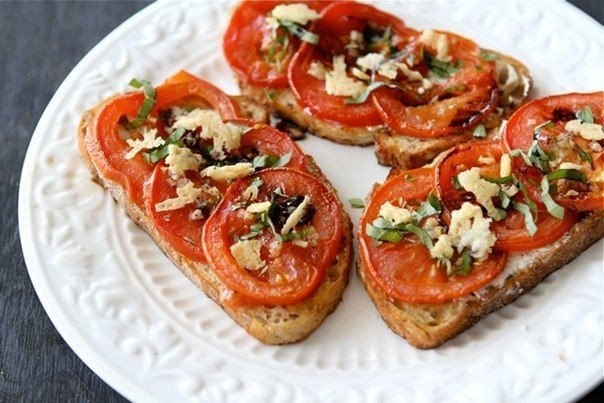 Открытый бутерброд с запеченными помидорами, сыром и бальзамическим уксусом Открытый бутерброд с запеченными помидорами, сыром и бальзамическим уксусом