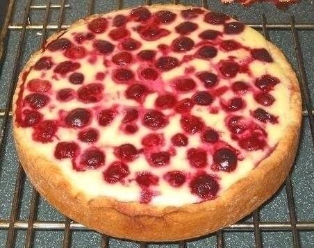 Пирог - сметанник с ягодами
