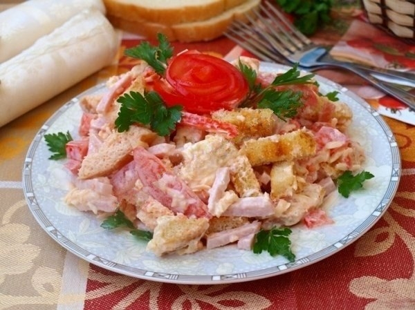 САЛАТ С ВЕТЧИНОЙ И ПОМИДОРАМИ.