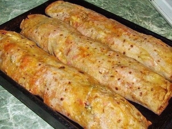 "Фаршированный" лаваш, запечённый в духовке.
