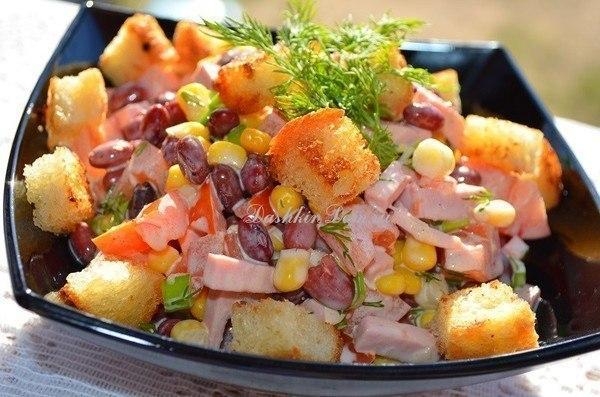 Салат с фасолью и сухариками.