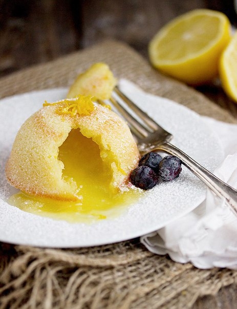 Лимонный кекс с жидкой начинкой.