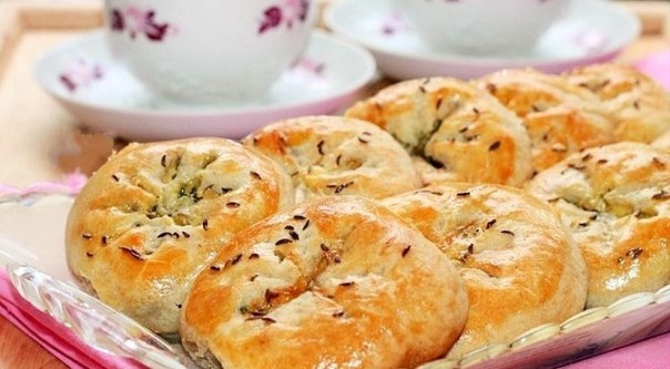 Пирожки-булочки на кефире с оливками и зеленью Пирожки-булочки на кефире с оливками и зеленью