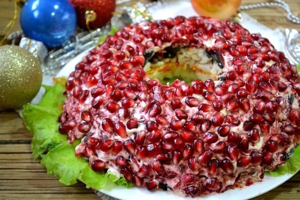 Салат "Гранатовый браслет" с грибами и курицей Салат "Гранатовый браслет" с грибами и курицей