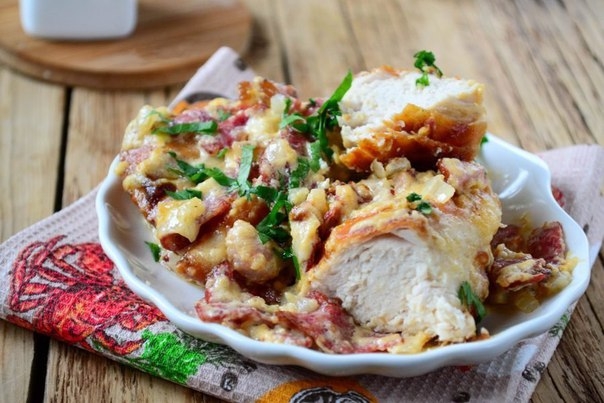 Куриная грудка в сливках с беконом