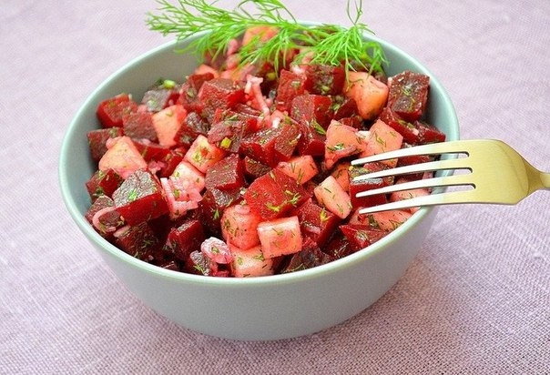 Салат со свеклой и зеленым яблоком