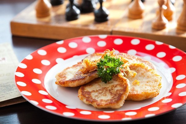 Драники с жареным лучком и сметаной