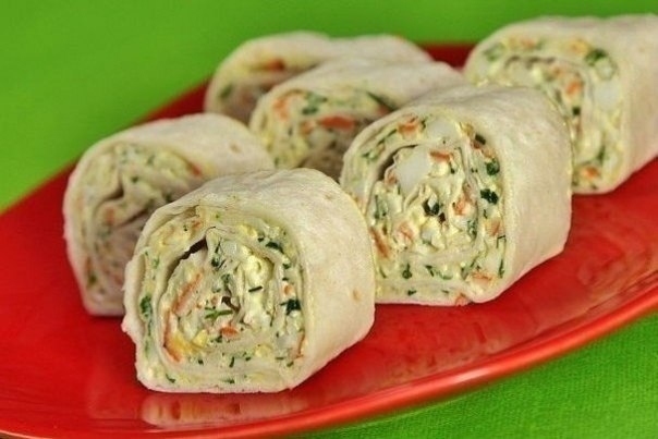 Рулет из лаваша с огурцом и крабовыми палочками
