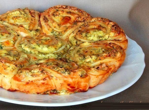 Наивкуснейший закусочный пирог, который легко можно разобрать на порционные булочки-завитушки.