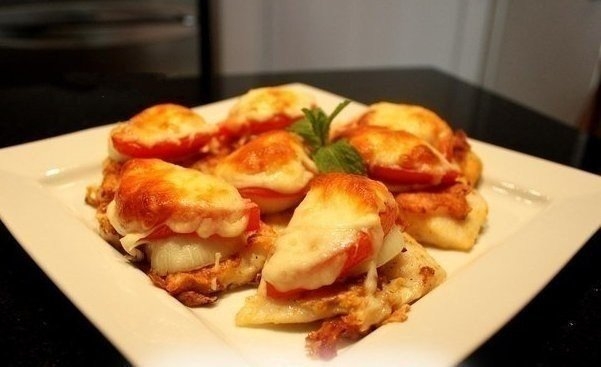 Рыбка, запеченная под овощами и сыром