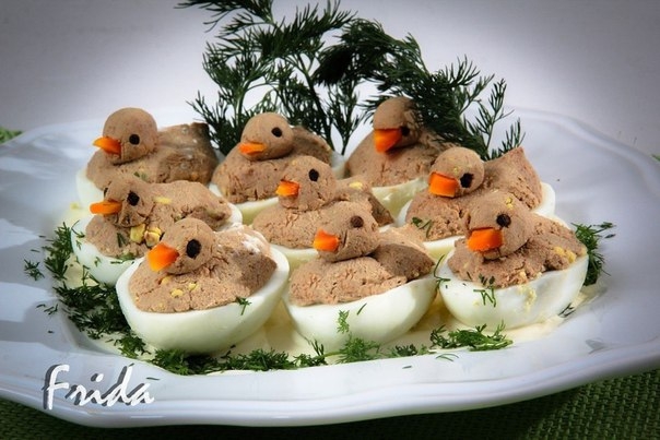 Фаршированные яйца -уточки с куриной печенью.