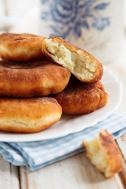 Пирожки с картофелем, фетой и печеным чесноком