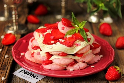 Миндальное безе с клубникой и кремом