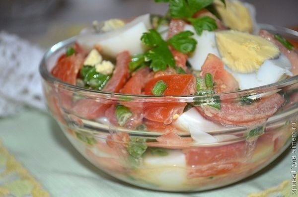 Салат с помидорами, яйцами и зеленым луком