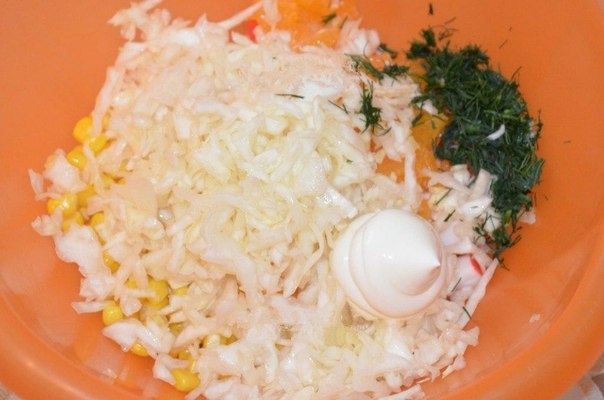 Салат с крабовыми палочками, апельсином и кукурузой от Наташи Чагай.