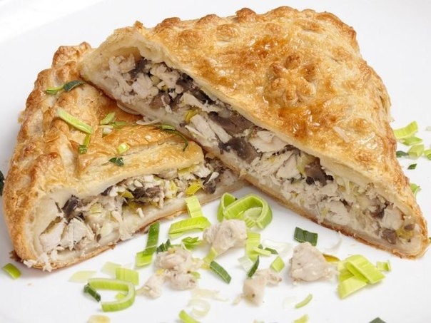 Слоеный пирог с курицей - отличная закуска, которую можно есть, как в горячем, так и в холодном виде Слоеный пирог с курицей - отличная закуска, которую можно есть, как в горячем, так и в холодном виде