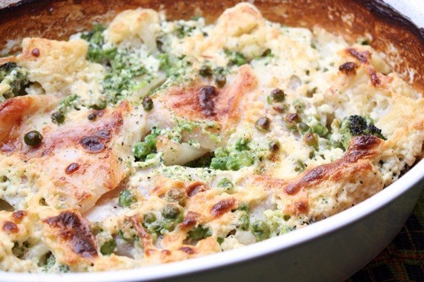 Тушенная в сливках курица с брокколи и морковью Тушенная в сливках курица с брокколи и морковью