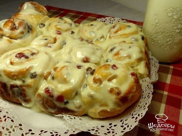 БУЛОЧКИ С ИЗЮМОМ И СЛИВОЧНОЙ ЗАЛИВКОЙ