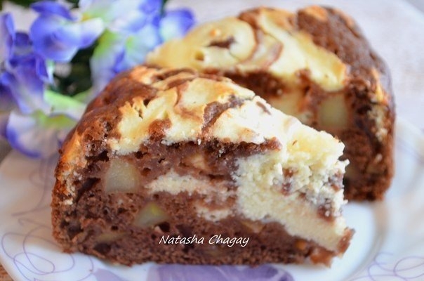 Пирог с яблоками и творожной начинкой.