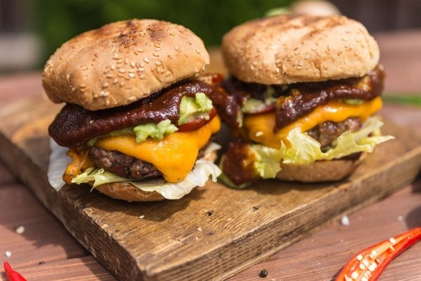 ТОП&ndash;3 вкуснейших чизбургеров