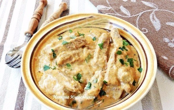 Мясо тушёное в сметане