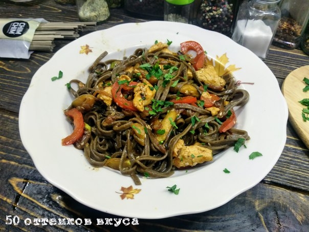 Гречневые спагетти с овощами и куриным филе в соусе терияки.