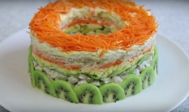 салат «Изумрудный» с киви и курицей салат «Изумрудный» с киви и курицей