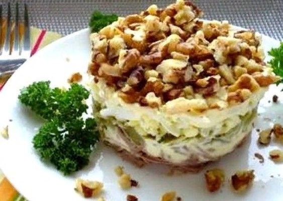 Слоеный мясной салат с орехами (Грузинская кухня) Слоеный мясной салат с орехами (Грузинская кухня)