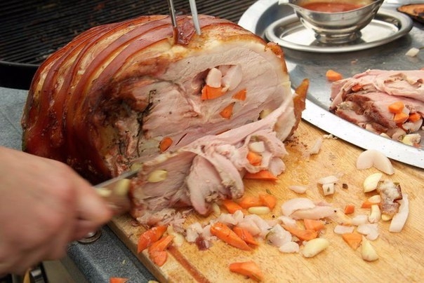 Праздничный свиной окорок в духовке, запеченный с имбирем и чесноком