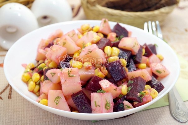 Салат со свеклой кукурузой