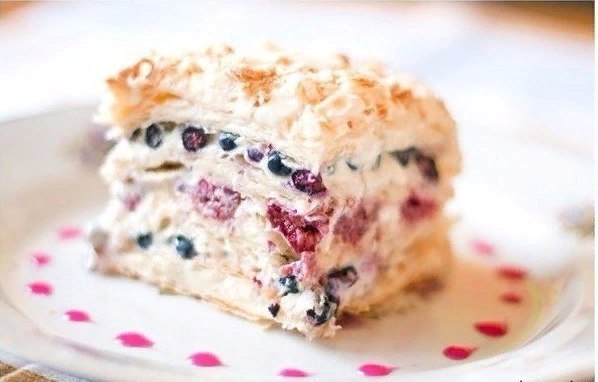 Слоеный торт с ягодами