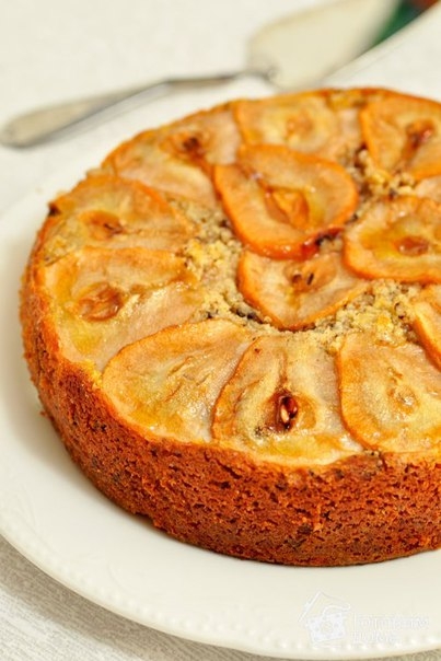 Очень вкусный, сочный грушевый пирог с миндальными орехами и кусочками шоколада!