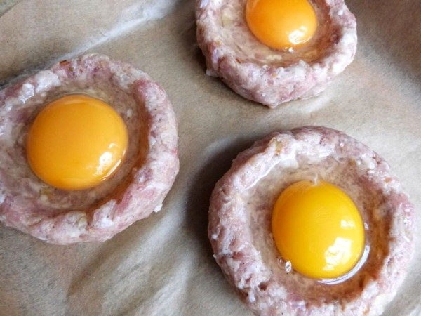 Котлеты, запеченные в духовке, куда интереснее паровых по вкусу. Да и мороки с ними меньше, чем с об