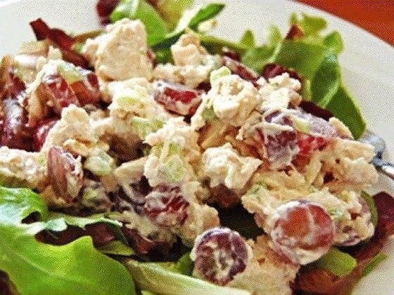 Теплый салат из курицы и винограда