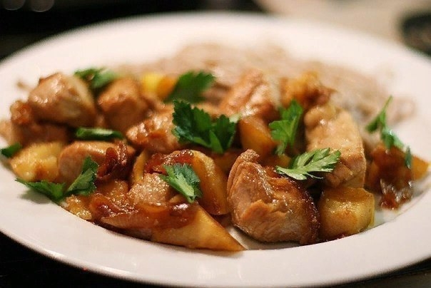 Куриная грудка с яблоком: диетический ужин на 5+  Куриная грудка с яблоком: диетический ужин на 5+ 