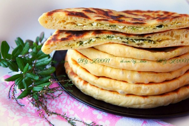 ХАЧАПУРИ С СЫРОМ, ТВОРОГОМ И ЗЕЛЕНЬЮ